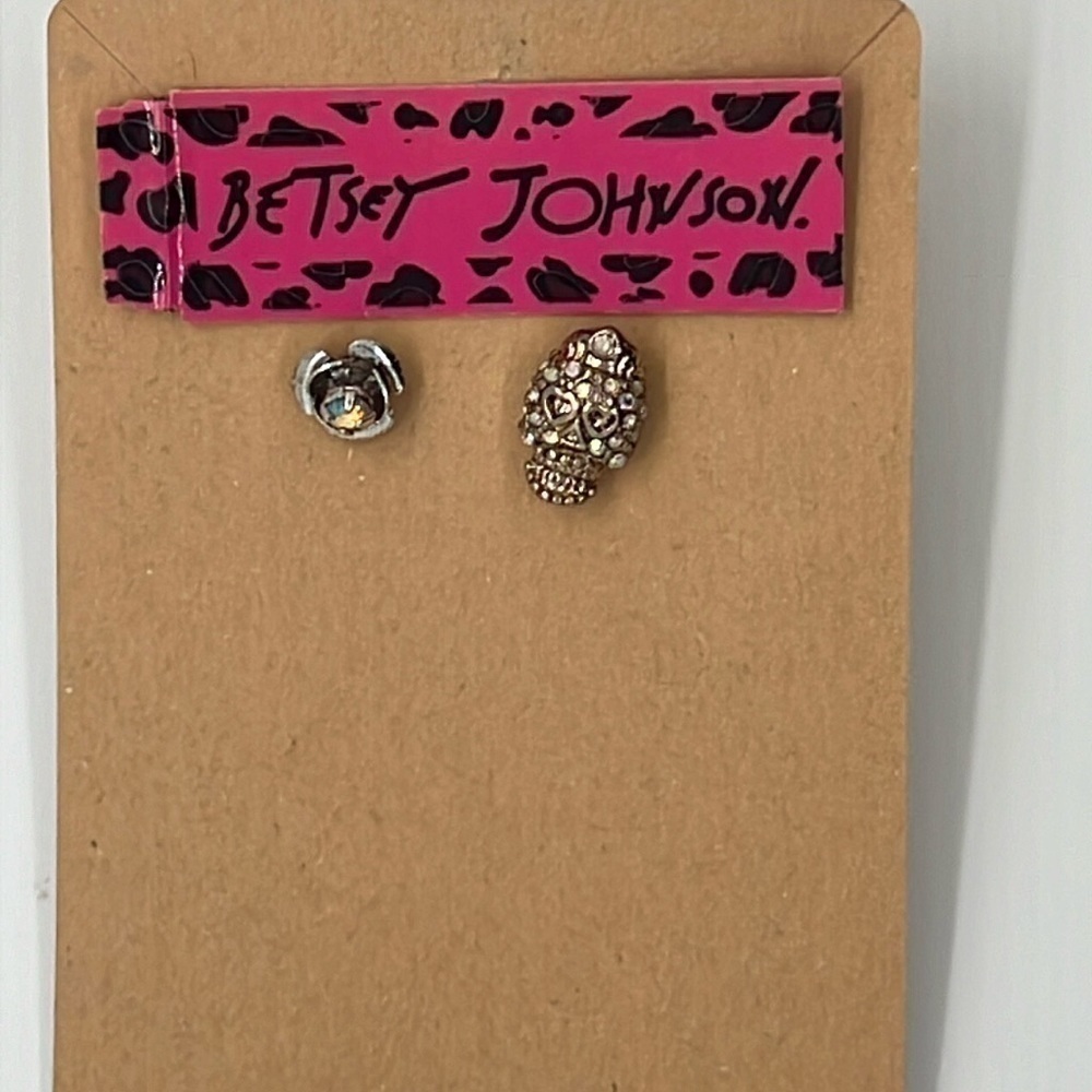 Betsey skull studs